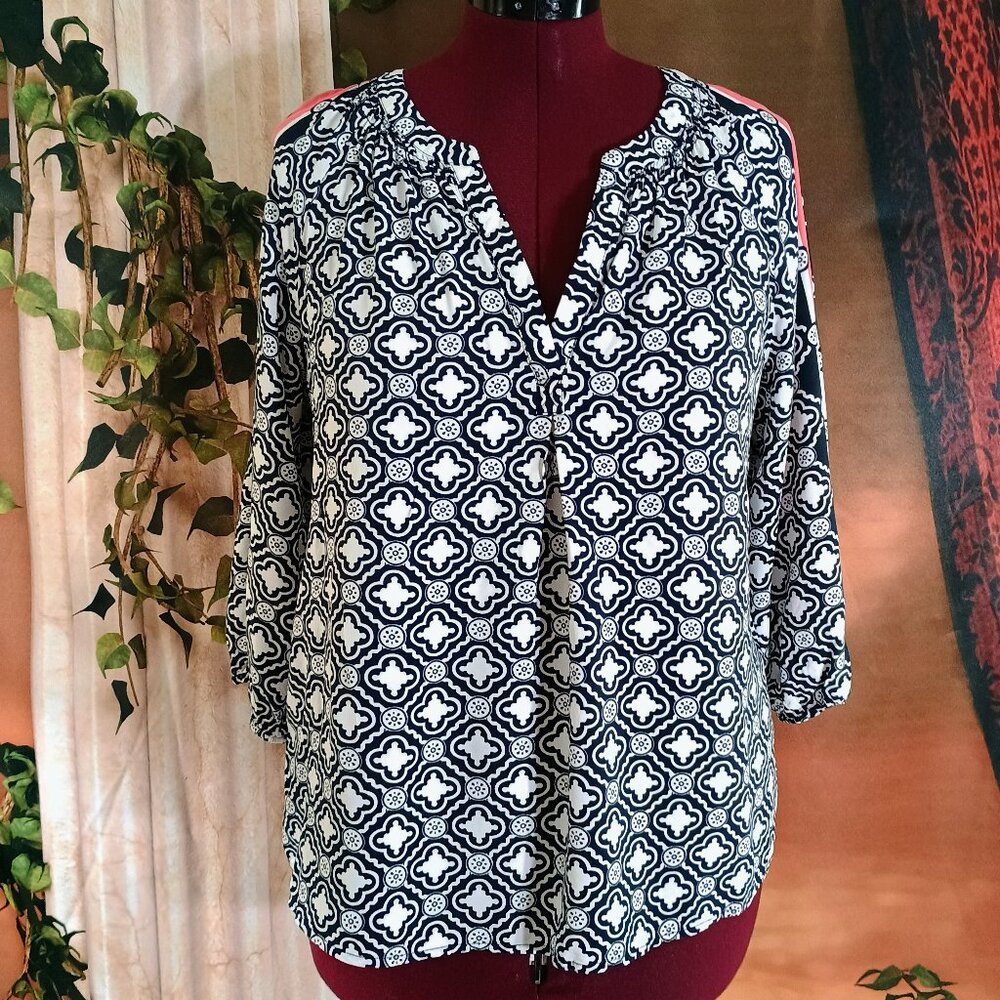 EUC: Crown & Ivy Sz XL Black & White Geo Print Split Neck 3/4 Sleeve Preppy Top